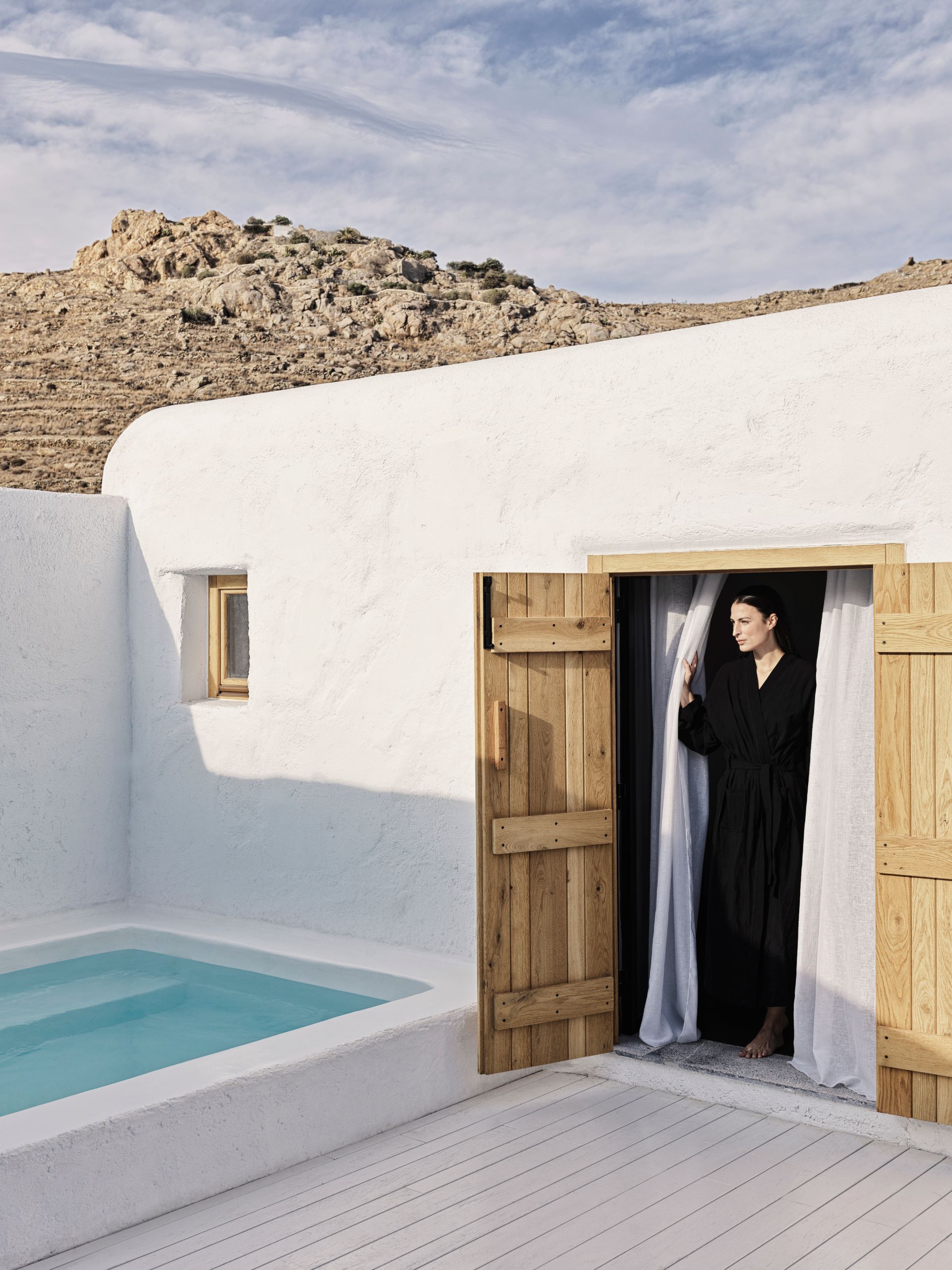 Nomad-Mykonos-Honeymoon-Suite-Sea-View-with-outdoor-Jacuzzi (4)